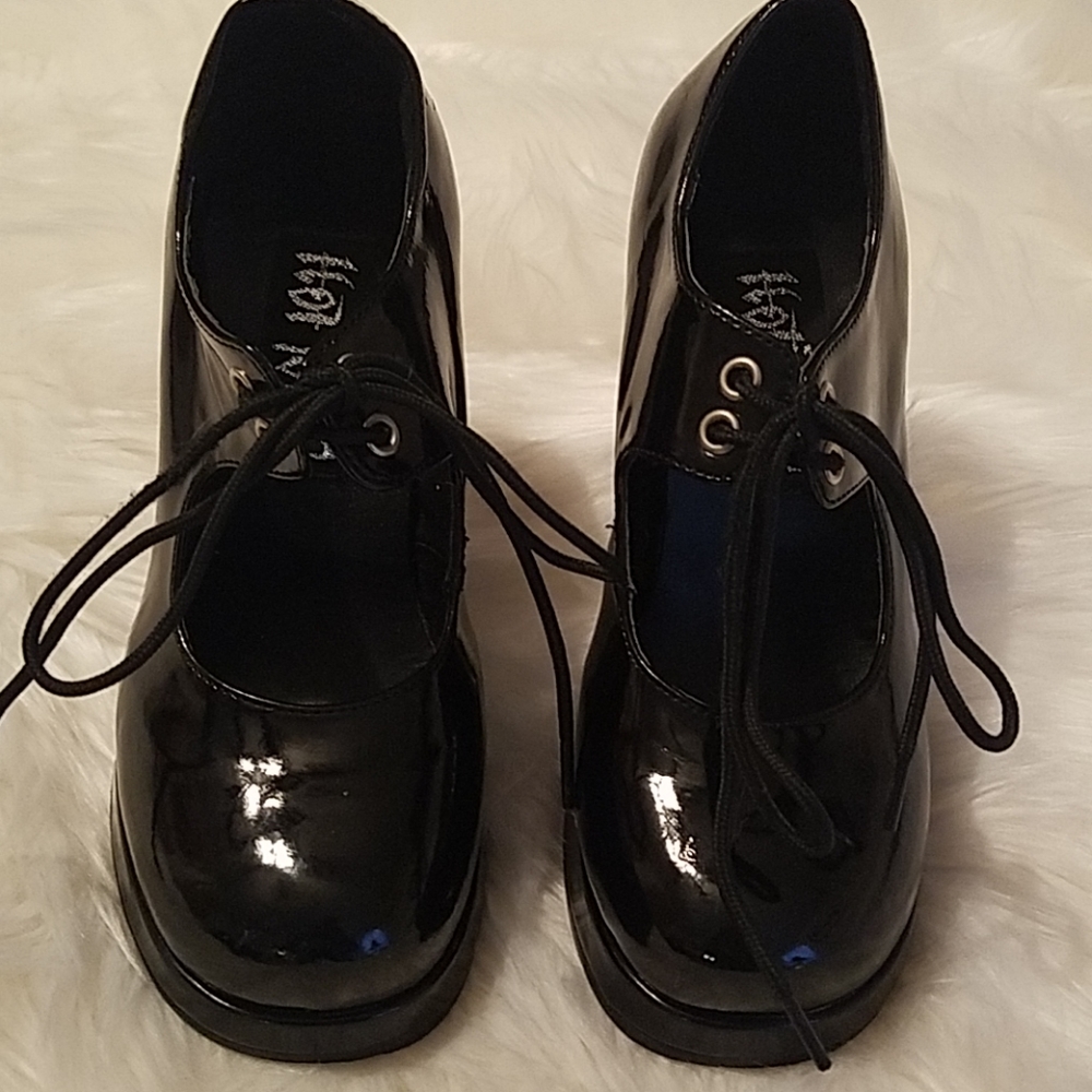 HOT TOPIC patent faux leather platform heels